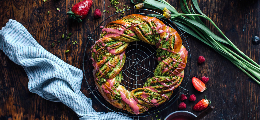 Viel Vergnügen mit unserem Rezept: Osterkranz mit Pistazien | Edeka ...