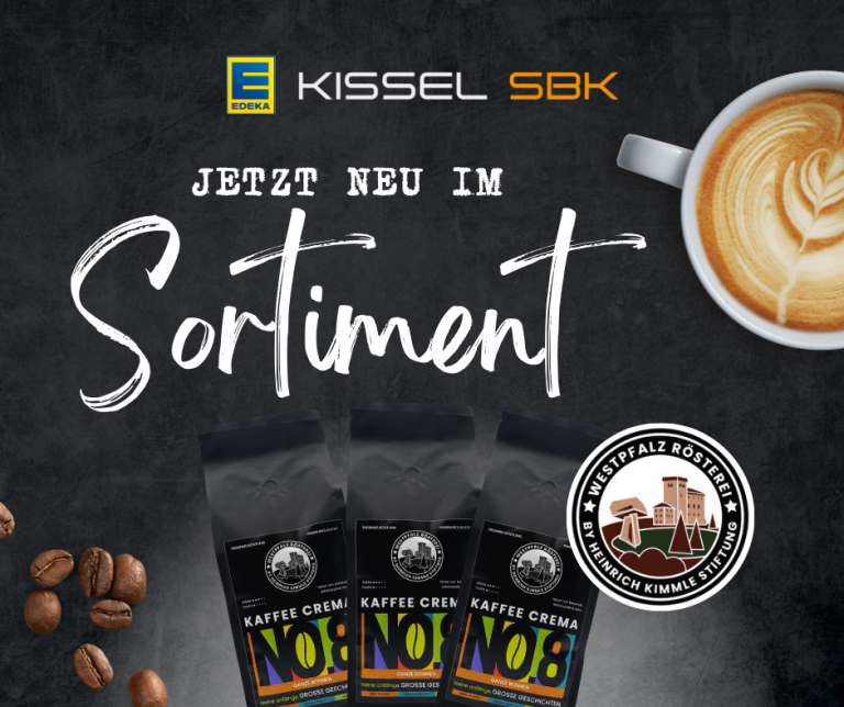 Zu sehen ist ein Werbeplakat von Edeka Kissel SBK, welches über neuen Kaffee im Sortiment informiert. Der Hintergrund ist dunkel und leicht strukturiert. Neu in all unseren Märkten gibt es jetzt: Corazon Kaffee von der Heinrich Kimmle Stiftung. Dekoriert ist das Plakat mit den neuen Kaffeeverpackungen und dem Logo von der Westpfalz Rösterei.