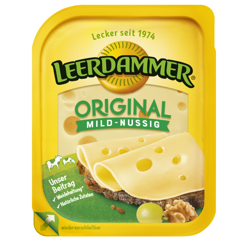 Verpackung von Leerdammer Original Käse, mild-nussig im Geschmack. Die wieder verschließbare gelbe Packung zeigt Käsescheiben mit Löchern auf Brot, daneben eine Walnuss und eine Weintraube. Aufschrift: „Lecker seit 1974“, „Unser Beitrag: Weidehaltung*, natürliche Zutaten“.