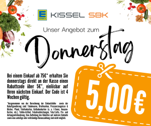 Werbegrafik von EDEKA Kissel SBK mit dem Titel „Unser Angebot zum Donnerstag“. Beworben wird eine Rabattaktion: Bei einem Einkauf ab 75 € erhalten Kund*innen donnerstags an der Kasse einen 5 €-Rabattcode für den nächsten Einkauf. Der Code ist 4 Wochen gültig. Der Hinweistext unten nennt Ausnahmen wie Tabakwaren, Telefonkarten, Bücher etc. Rechts im Bild ist ein auffälliger, orangefarbener Rabatt-Gutschein mit einer großen Aufschrift „5,00 €“ abgebildet. Links und rechts im Bild sind frische Lebensmittel dekorativ dargestellt.