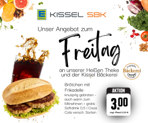 Werbegrafik von EDEKA Kissel SBK mit dem Titel „Unser Angebot zum Freitag“. Im Angebot ist ein Brötchen mit knusprig gebratener Frikadelle, auch warm zum Mitnehmen, inklusive gratis Softdrink (0,5 l Coca Cola, verschiedene Sorten) zum Preis von 3,00 € zzgl. Pfand 0,25 €. Das Bild zeigt ein Brötchen mit zwei Frikadellen und etwas Salat, im Hintergrund spritzt ein Glas Cola. Umgeben ist die Grafik von frischem Gemüse und Obst.
