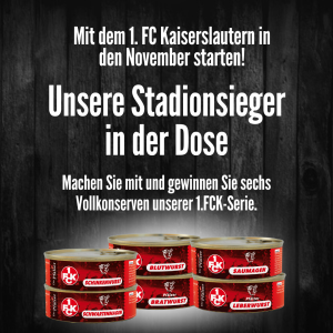 Zu sehen ist ein Plakat von Edeka-Kissel mit dunklem hölzernen Hintergrund und weißer Schrift. Das Plakat informiert über ein Newsletter Gewinnspiel im November, bei dem man sechs Vollkonserven unserer 1.FCK-Serie gewinnen kann. Unten mittig sind sechs der besagten roten FCK Konservendosen abgebildet.