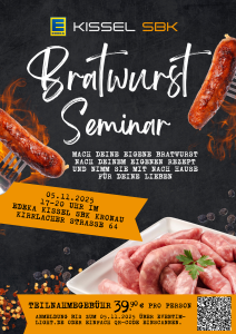Zu sehen ist ein Plakat für das Bratwurstseminar von EDEKA Kissel SBK. Das Event findet am 05.11.2025 von 17 bis 20 Uhr im EDEKA Kissel SBK in Kronau, Kirrlacher Straße 64, statt. Die Teilnahmegebühr pro Person beträgt 39,90 Euro. Anmeldungen sind bis zum 05.11.2025 über Eventim möglich. Das Plakat ist dekoriert mit rohen und gegrillten Bratwürsten.