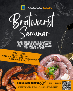 Zu sehen ist ein Plakat für das Bratwurstseminar von EDEKA Kissel SBK. Das Event findet am 04.11.2025 von 20 bis 22 Uhr im EDEKA Kissel SBK in Pirmasens, Landauer Straße 3, statt. Die Teilnahmegebühr pro Person beträgt 39,90 Euro. Anmeldungen sind bis zum 04.11.2025 über Eventim möglich. Das Plakat ist dekoriert mit Bratwurstschnecken, gegrillten Bratwürsten und einem Weinglas.
