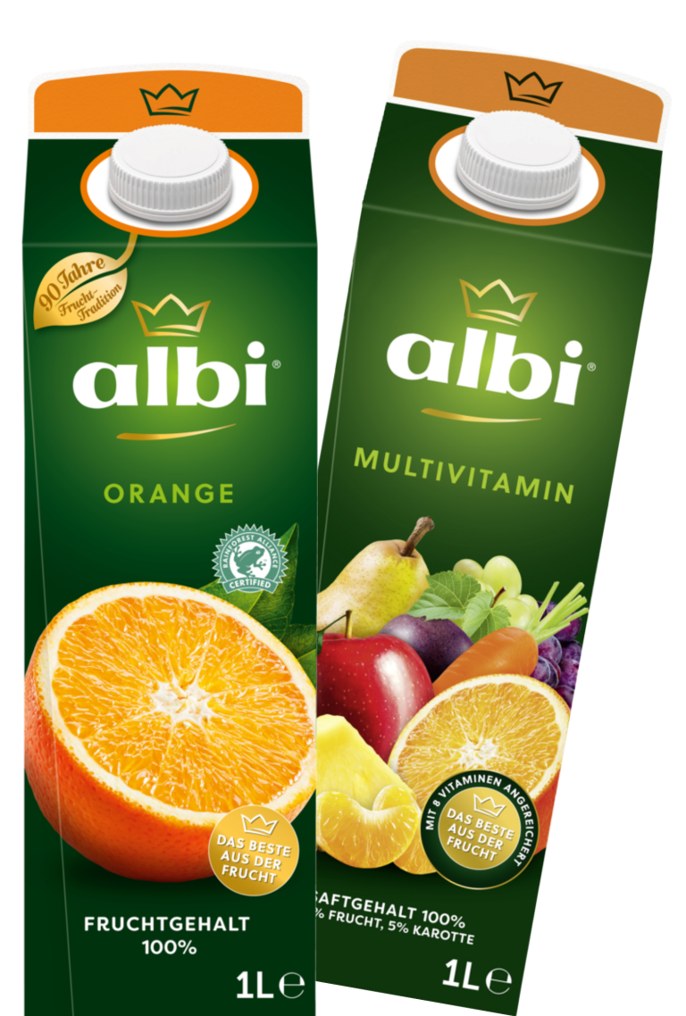 Zu sehen sind zwei Tetrapackungen Albi Saft "Orange" und "Multivitamin" je 1L. Beide Packungen sind grün und zeigen eine Abbildung der im Saft enthaltenen Früchte. Das Siegel "Das Beste aus der Frucht" zeichnet beide Packungen aus.