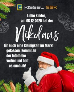 Zu sehen ist ein Plakat von EDEKA-Kissel in Hochformat mit Tafel-Hintergrund. Es wird über eine Nikolausaktion für Kinder am 06.12.2025 in allen EDEKA Kissel Märkten informiert. An der Infotheke können sich Kinder eine Kleinigkeit abholen. Das Plakat ist weihnachtlich dekoriert mit Tannenzweigen und Tannenzapfen, sowie einem Nikolaus und rot-weißem Gewand und Mütze mit Sack.