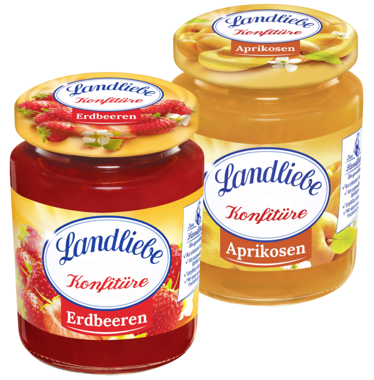 Zu sehen sind zwei Gläser "Landliebe Konfitüre". Das linke Glas ist Erdbeerkonfitüre mit roten Erdbeeren auf dem Etikett und Deckel. Das rechte Glas enthält Aprikosenkonfitüre und zeigt auf dem Etikett und Deckel Aprikosen.