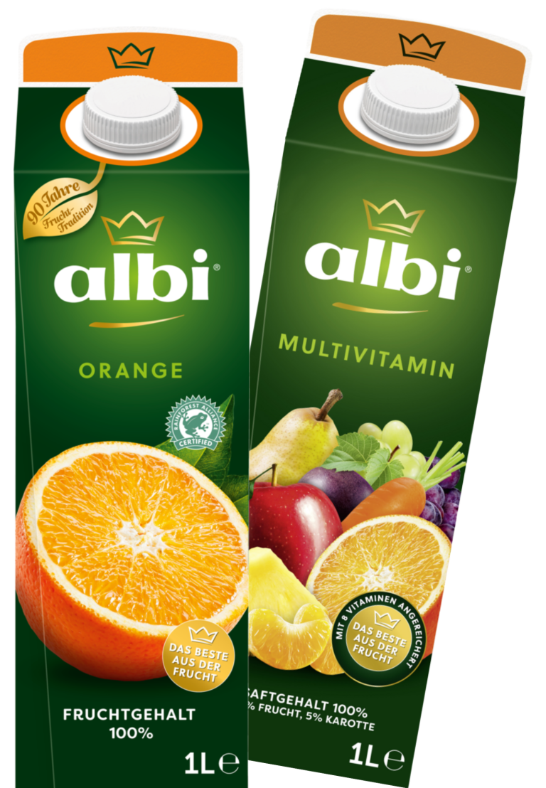 Zu sehen sind zwei Tetrapackungen Albi Saft "Orange" und "Multivitamin" je 1L. Beide Packungen sind grün und zeigen eine Abbildung der im Saft enthaltenen Früchte. Das Siegel "Das Beste aus der Frucht" zeichnet beide Packungen aus.