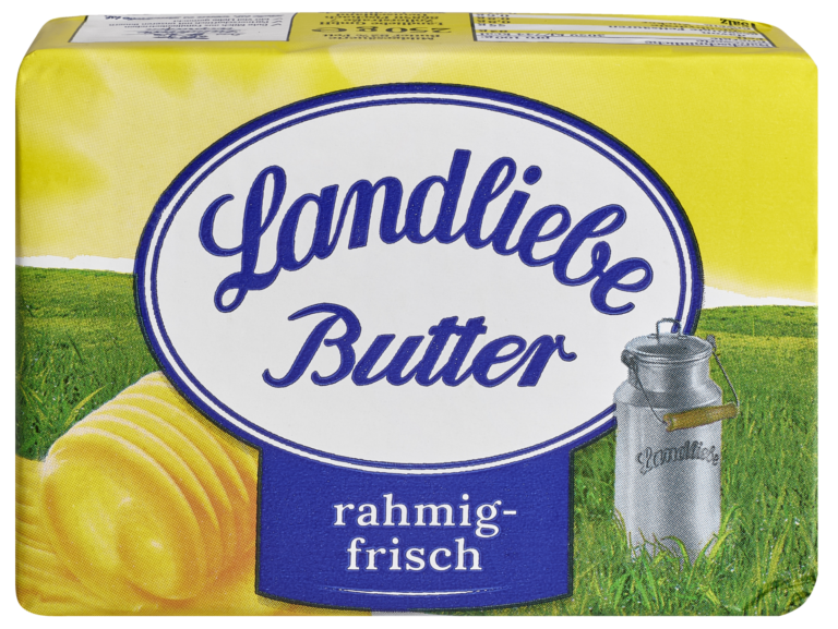 Zu sehen ist eine gelb-grüne Packung "Landliebe Butter rahmig-frisch" mit 250g. Auf der Vorderseite der Butter ist das Landliebe Butter Logo abgebildet. Der Hintergrund besteht aus einer grünen Weide, auf der ein Milchbehälter steht, der Himmel dahinter ist gelb.