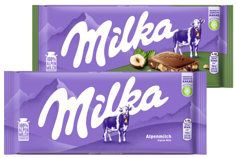 Zu sehen sind zwei lila Packungen Schokolade der Marke "Milka". Die Packungen enthalten jeweils die Sorten "Alpenmilch" und "Haselnuss".