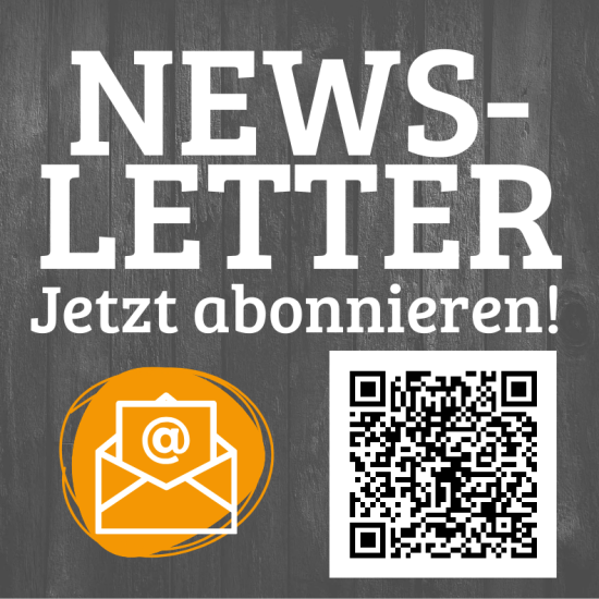 Newsletter-Werbung mit der Aufschrift „NEWSLETTER – Jetzt abonnieren!“ auf einem Holz-Hintergrund. Links unten befindet sich ein orangefarbenes Symbol mit einem Briefumschlag und einem E-Mail-Zeichen. Rechts daneben ist ein QR-Code abgebildet, der zur Newsletter-Anmeldung führt.